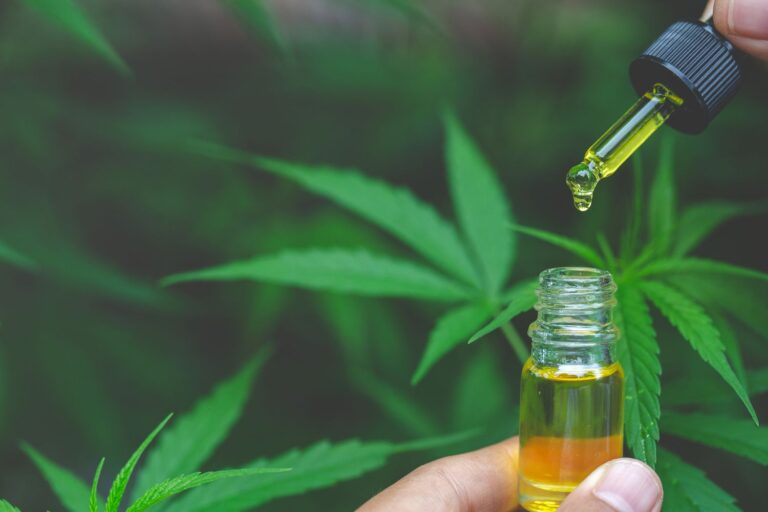 Exploring the Benefits of Full-Spectrum vs. Broad-Spectrum CBD Oil